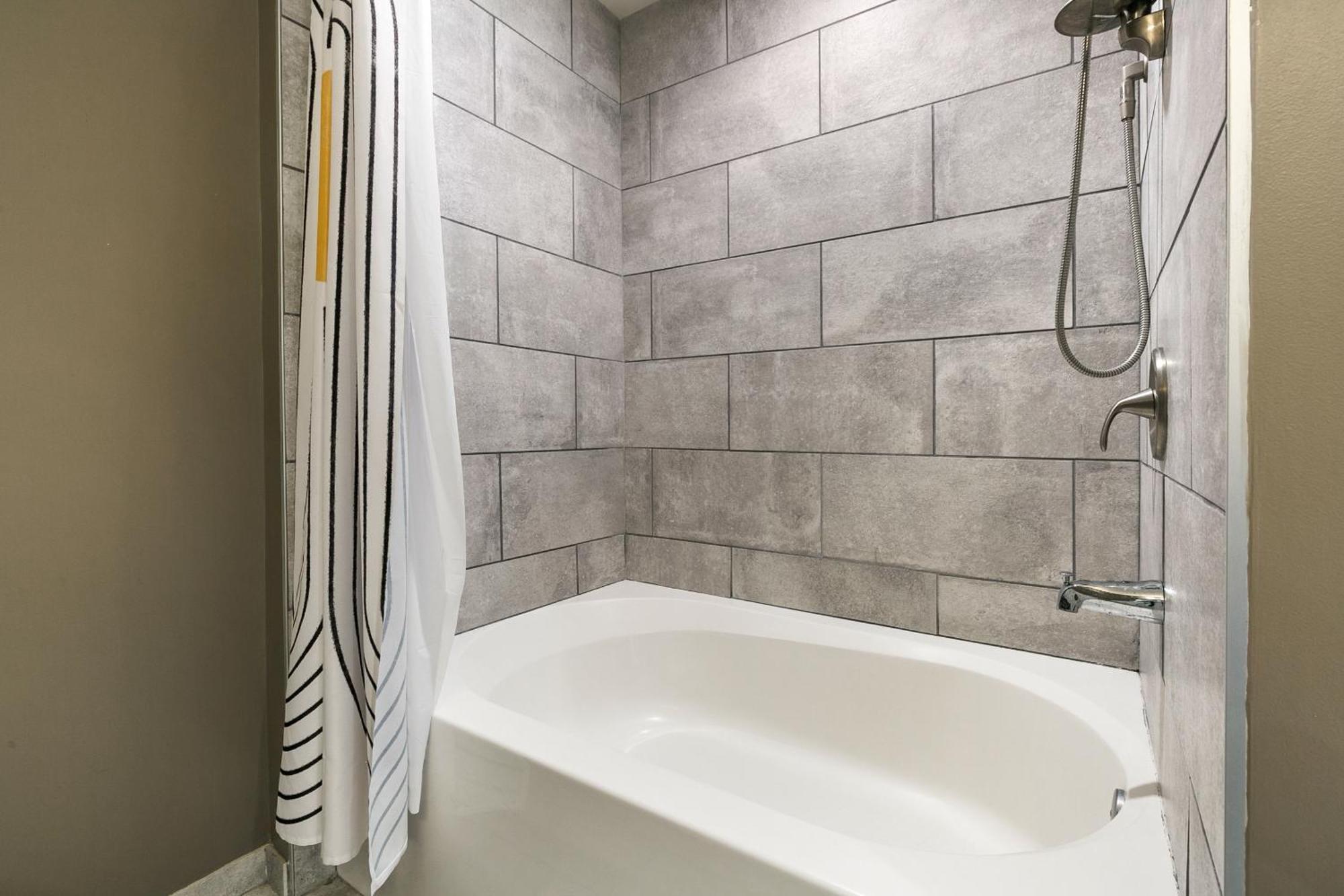 Luxury 2-Bedroom Condo Steps Away From The French Quarter New Orleans Exterior photo