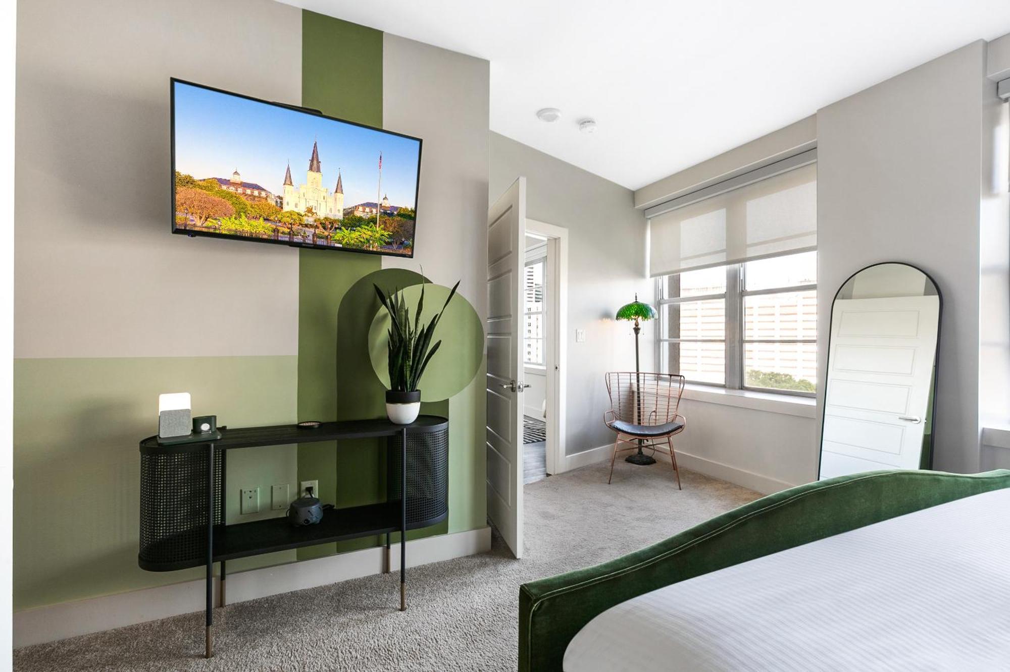 Luxury 2-Bedroom Condo Steps Away From The French Quarter New Orleans Exterior photo