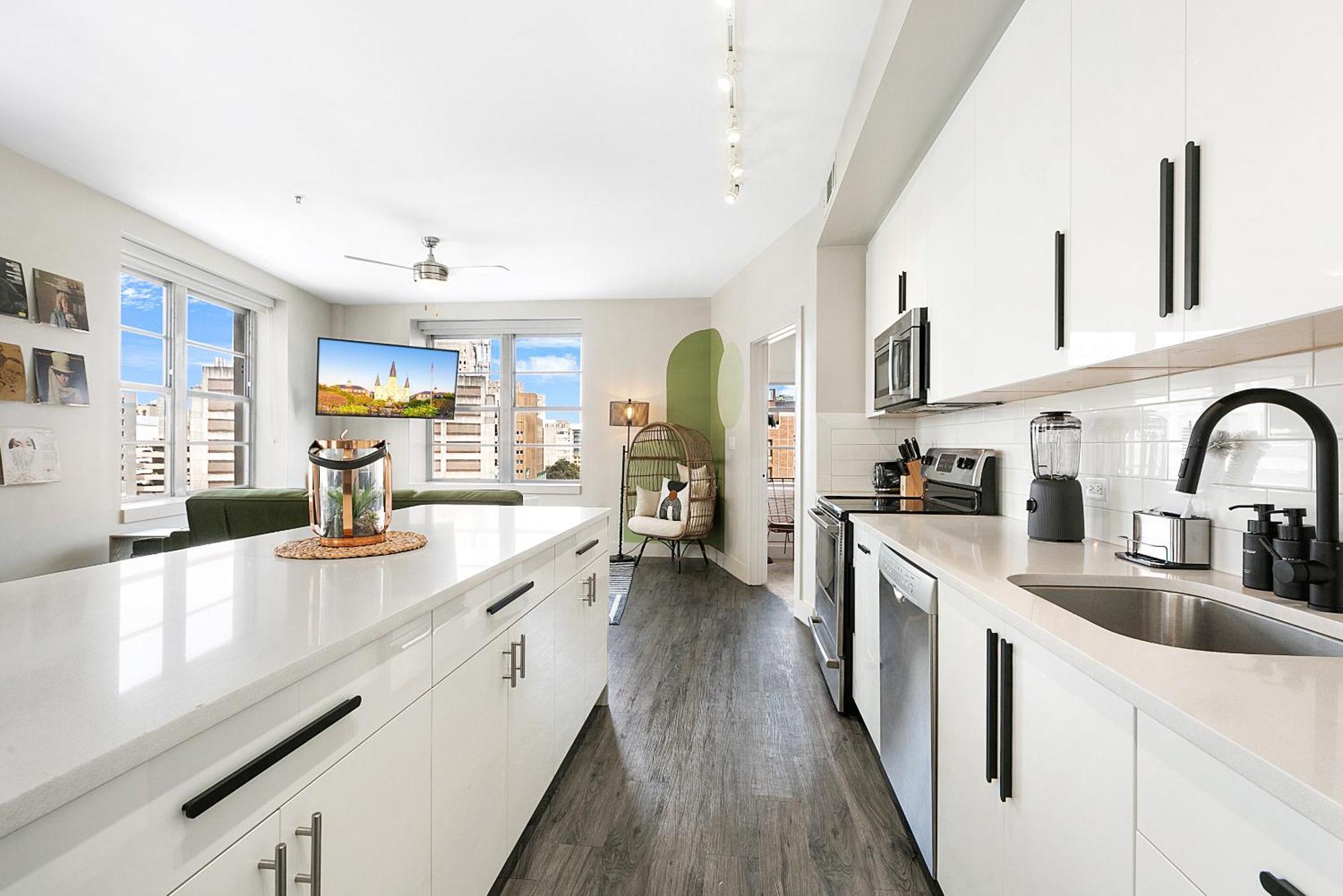 Luxury 2-Bedroom Condo Steps Away From The French Quarter New Orleans Exterior photo